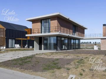 Casa · 163m² · 4 Ambientes · 2 Cocheras · Casa en Alquiler en Lares de Canning