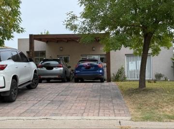 Casa · 141m² · 4 Ambientes · 1 Cochera · Casa en Venta en San Alfonso, Pilar del Este, Pilar