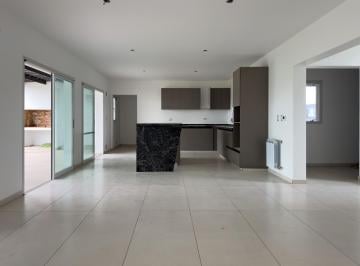 Casa · 180m² · 5 Ambientes · 2 Cocheras · Casa en Venta de 3 Dorm./3 Baños, Gran Patio, Docta