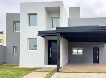 Casa · 180m² · 5 Ambientes · 2 Cocheras · Casa en Venta de 3 Dorm./3 Baños, Gran Patio, Docta