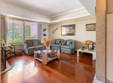Casa · 340m² · 4 Ambientes · 2 Cocheras · Imponente Casa con Jardin y Pileta en Villa Luro