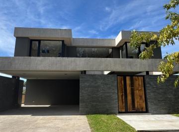 Casa · 477m² · 6 Ambientes · 6 Cocheras · Casa a Estrenar en Alquiler con Amarra Propia