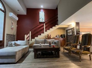 Casa · 180m² · 8 Ambientes · Venta/permuta - Casa de 3 Dorm. con Terraza y Parrillero en Pichincha, Rosario. Apta Crédito.