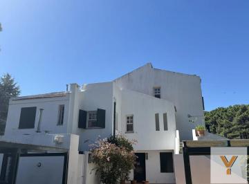 Casa · 195m² · 4 Ambientes · Casa en Venta - 3 Dorm. 4 Baños - Pinamar