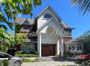 Casa · 680m² · 9 Ambientes · 3 Cocheras · Casa a La Venta en El Lauquén