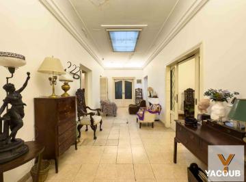 Casa · 255m² · 10 Ambientes · 1 Cochera · PH en Venta - 4 Dorm. 2 Baños - Cochera - 255 m² - La Plata