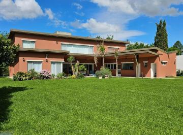 Casa · 425m² · 5 Ambientes · 2 Cocheras · Casa en Venta - 3 Dorm. 3 Baños - La Plata