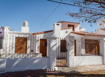 Casa · 3 Ambientes · 2 Cocheras · Casa en Alquiler de 3 Dorm., Colinas del Cerro