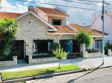 Casa · 250m² · 5 Ambientes · 1 Cochera · Venta Chalet Casa 4 Ambientes Zona Parque Luro Apto Crédito