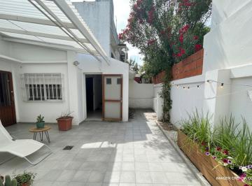 Casa · 51m² · 4 Ambientes · Venta: Departamento de Pasillo con Dos Dorm. a Reciclar, Rosario