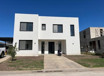 Casa · 270m² · 6 Ambientes · 2 Cocheras · Casa en Laguna Grande