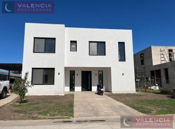 Casa · 270m² · 6 Ambientes · 2 Cocheras · Casa en Laguna Grande