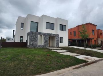 Casa · 230m² · 6 Ambientes · Casa a La Venta en Laguna Grande