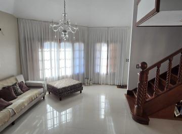 Casa · 393m² · 7 Ambientes · 4 Cocheras · Excepcional Casa en Barrio Sarmiento