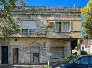 Imagen 1 - Casa en planta alta de 3 dormitorios + salón comercial en planta baja. Con patio, quincho con parril - · Casa en Planta Alta de 3 Dorm. + Salón Comercial en Planta Baja. con Patio, Quincho con Parril