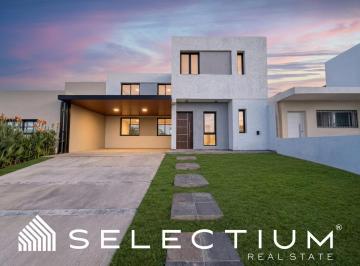 Casa · 137m² · 5 Ambientes · ¡Tu Nuevo Hogar en Docta! Casa de Dos Plantas con Gran Patio