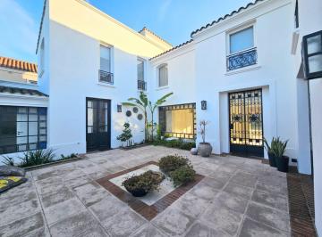 Casa · 300m² · 8 Ambientes · 4 Cocheras · Casa - Santa Barbara