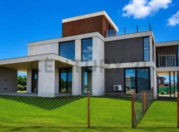 Casa · 347m² · Venta Casa a Estrenar Nordelta Barrio Los Puentes 5 Ambientes + Dependencia + Playroom