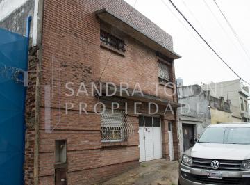 Casa · 161m² · 4 Ambientes · 2 Cocheras · Venta Casa en Block, con Departamento, Jardín, en Avellaneda