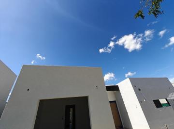 Casa · 107m² · 4 Ambientes · 2 Cocheras · Casa en Venta en San Ramon, Pilar del Este. Oportunidad!