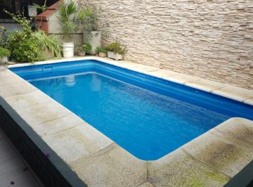 Casa · 250m² · 6 Ambientes · 1 Cochera · Casa Multifamiliar con Pileta y Quincho – 250 m² Cubiertos
