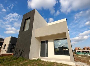 Casa · 129m² · 5 Ambientes · 2 Cocheras · Casa en Venta en Santa Elena Pilar del Este