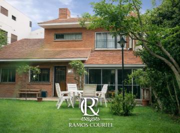 Casa · 460m² · 5 Ambientes · 1 Cochera · Casa en Belgrno R con Jardin y Cochera