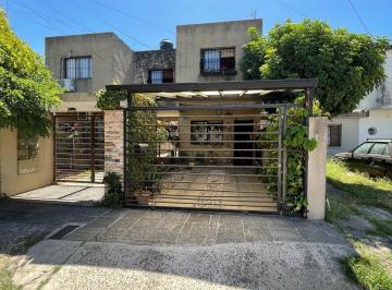 Casa · 58m² · 4 Ambientes · 1 Cochera · PH Duplex Al Frente con Cochera de 4 Ambientes en Ituzaingo Norte.