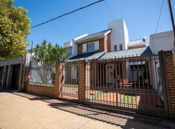 Casa · 180m² · 4 Ambientes · 2 Cocheras · Casa en Venta Apta Banco de 3 Dorm. con Parque y Pileta en Excelente Estado | 36 E/ 17 y 18 –