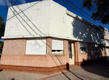 Casa · 182m² · 6 Ambientes · 1 Cochera · Propiedad de 3 Habitaciones en Plena Av