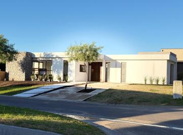 Casa · 160m² · 4 Ambientes · 2 Cocheras · Casa con Pileta en Santa Elena Pilar del Este
