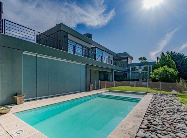 Casa · 257m² · 6 Ambientes · 2 Cocheras