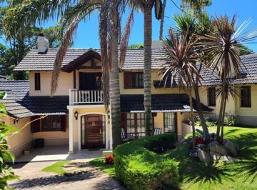 Casa · 300m² · 5 Ambientes · 5 Cocheras · Impecable Chalet en Pinamar