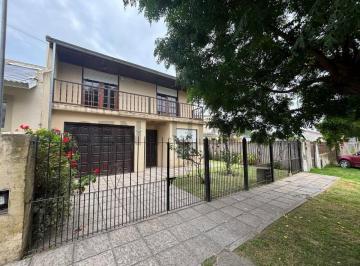 Casa · 113m² · 4 Ambientes · 1 Cochera · Venta Casa 4 Ambientes con Parque y Garage – Zona Punta Mogotes