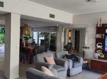 Casa · 220m² · 5 Ambientes · 2 Cocheras · Casa en Lomas de Zamora Oeste