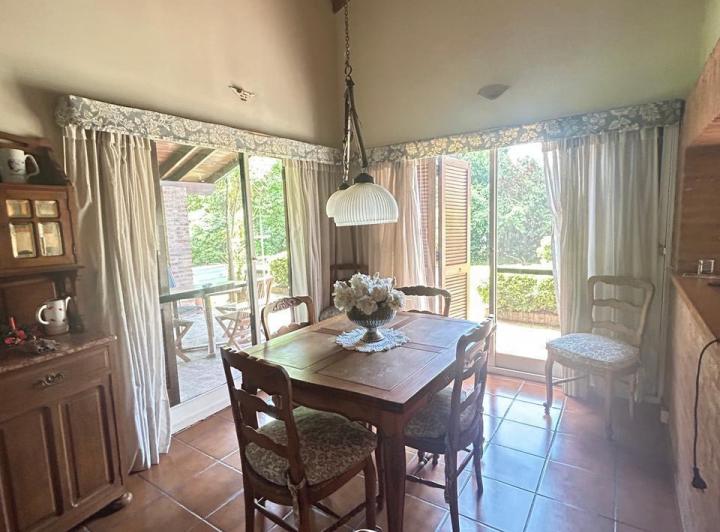 Casa · 1400m² · 6 Ambientes · 2 Cocheras