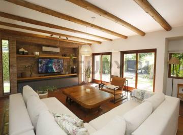 Casa · 350m² · 6 Ambientes · 5 Cocheras · Casa en Venta en Gonnet de 4 Dorm. y Pileta