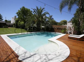 Casa · 350m² · 6 Ambientes · 5 Cocheras · Casa en Venta en Gonnet de 4 Dorm. y Pileta