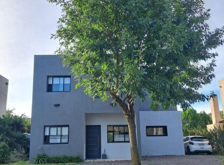 Casa · 167m² · 5 Ambientes · 3 Cocheras