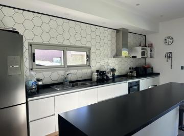 Casa · 217m² · 4 Ambientes · 1 Cochera · Casa Venta El Canton Puerto