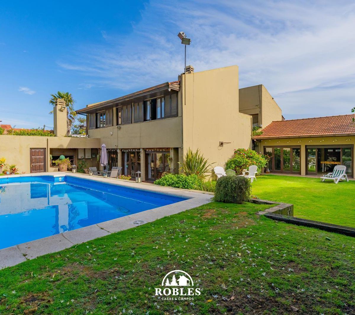 Chalet 5 amb, 350m² con pileta y garage doble — San Carlos