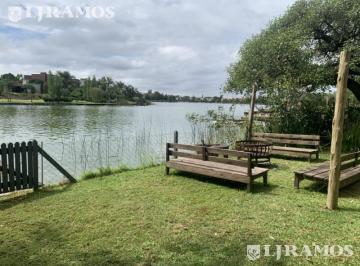 Casa · 300m² · 6 Ambientes · 2 Cocheras · Casa a La Laguna en Venta en Santa Barbara