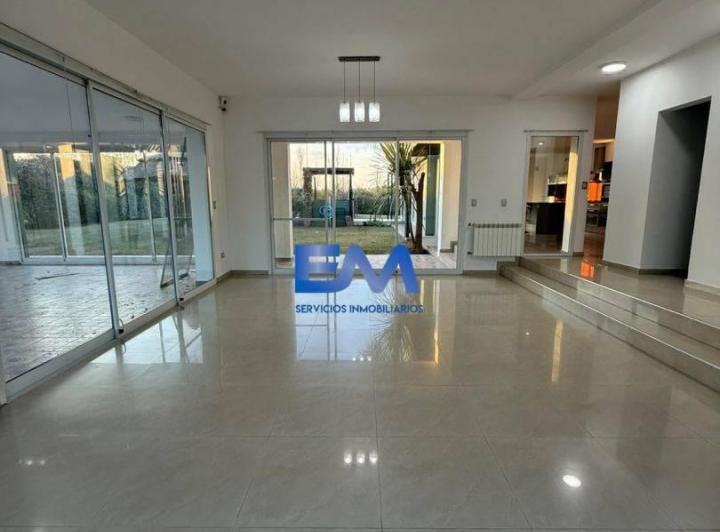 Casa · 600m² · 10 Ambientes · 6 Cocheras