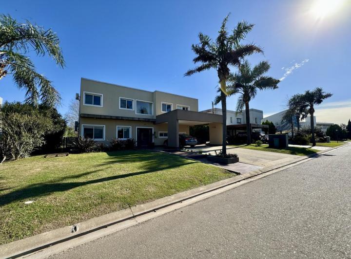 Casa · 350m² · 5 Ambientes · 2 Cocheras