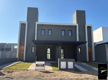 Casa · 90m² · 3 Ambientes · 1 Cochera · Docta Dúplex 2 Dorm 2 Baños Oportunidad