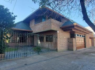 Casa de 5 ambientes, La Plata · Casa con 670 m² Terreno y 4 Dorm. en Venta, La Plata
