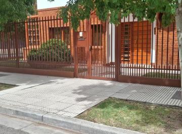 Casa · 271m² · 6 Ambientes · 4 Cocheras · Venta Casa de Tres Dorm. en B° Manzanar - Cipolletti