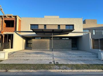 Casa · 171m² · 3 Ambientes · 2 Cocheras · Dúplex 3 Dorm. en Solares de Manantiales. Frente Espacio Verde