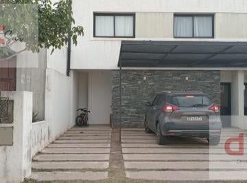 Casa · 180m² · 7 Ambientes · 2 Cocheras · Se Ofrece Excelente Duplex Premium en Claros del Bosque!