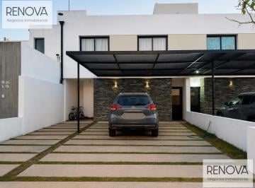 Casa · 180m² · 7 Ambientes · 2 Cocheras · Se Ofrece Excelente Duplex Premium en Claros del Bosque! Financiado!